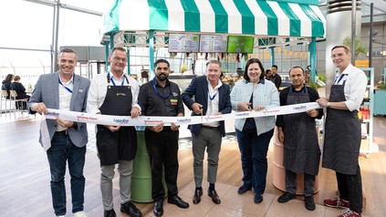 Ribbon-Cutting: Berit Schmitz, Geschäftsführerin am Hamburg Airport, und Jochen Halfmann, CEO von Lagardère Travel Retail, (Foto: Mitte, v. re.) eröffnen mit Mitarbeitenden der vier neu eröffneten Food-Konzepte die neue Gastronomie-Welt am Hamburg Airport