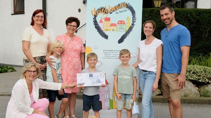 Dagmar Lennartz (Direktorin Dorint Sporthotel Garmisch-Partenkirchen), Anja Böhm (Hospiz im Pfaffenwinkel), Helga Haberstock (Familienbegleiterin), Yvonne und Hans Weiß sowie (vorn von links) Leonhard, Lucas und Marius