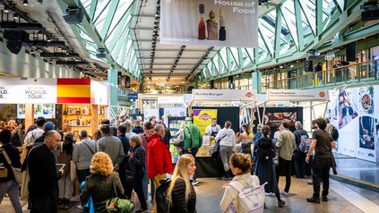 Das House of Food mit Besuchern und Ständen