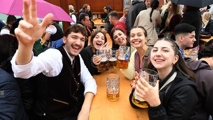 Gäste feiern im Biergarten des Hofbräuzelt auf der Wiesn. Das 189. Oktoberfest findet vom 21. September bis 6. Oktober 2024 auf der Münchner Theresienwiese statt.