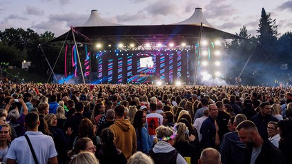 Festivalbesucher auf der Berliner Parkbühne Wuhlheide