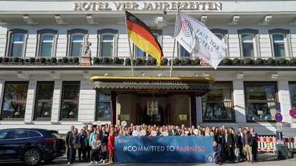 Teilnehmer Partnertreffen der Fait Job Hotels vor dem Fairmont Vier Jahreszeiten Hamburg