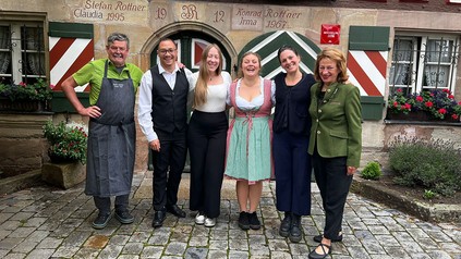 Mitarbeitende der Gondwana Collection zu Gast im Romantik Hotel Gasthaus Rottner in Nürnberg: (v.l.) Stefan Rottner, Algernon van Wyk, Nina Braun, Christa-Marié Swanepoel, Lisa Rottner-Jahn und Claudia Rottner