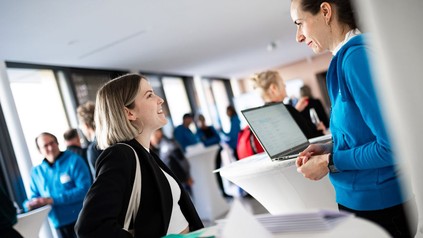 Zwei junge Frauen auf dem eCoach Day