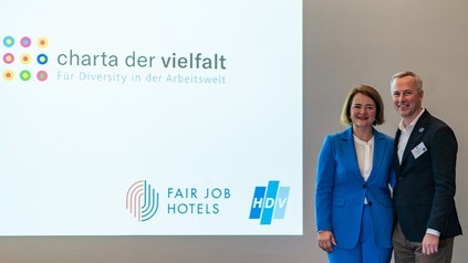 (v.l.) Katharina Darisse, 1. Vorsitzende und Geschäftsführerin des Fair Job Hotels e.V., und Wolfgang Selinger, Vorstand der HDV und General Manager im Le Méridien Stuttgart, verkünden den Beitritt der beiden Branchen-Institutionen zur „Charta der Vielfalt“.