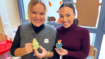 Gemeinsam mit den Kindern, einigen Müttern und der Elterninitiative Kinderkrebsklinik haben sie gebacken (v. l.): Senior Sales und Marketing Managerin Kathrin Planstedt und Junior Sales Managerin Emma Quibeldey vom Clayton Hotel Düsseldorf