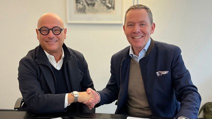 Die Vertragsunterzeichnung zwischen Karl-Heinz Pawlizki, CEO der Arabella Hospitality SE und Stefano Artioli, Förderer der Initiative und Präsident des Art Family Office.