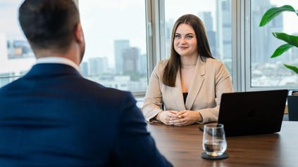 Bewerbungsgespräch zwischen einer jungen Frau und einem Mann