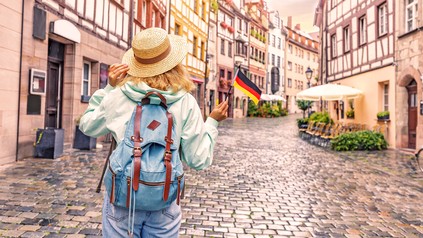 Touristin läuft mit Deutschlandflagge durch Nürnberg.