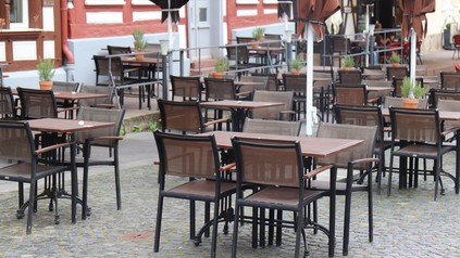 Leere Stühle eines Restaurants
