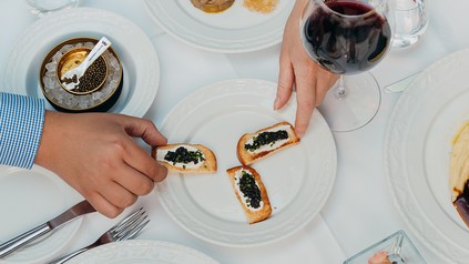 Essen im Carte Blanche auf Geschirr der Königlichen Porzellan-Manufaktur Berlin