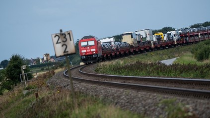 Bahnstrecke der Marschbahn auf der Nordseeinsel Sylt am Bahnübergang BÜ 155 Raitkoog nahe dem Ort Achsum, Zug auf dem Abschnitt zwischen den Orten Westerland und Niebüll kurz vor dem Hindenburgdamm