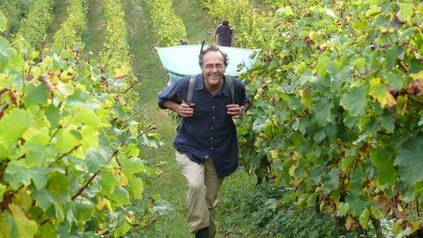 Nicolas Joly auf einem Weinberg