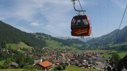 Blick auf Gstaad im Sommer