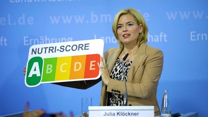 Ministerin Klöckner mit dem Nutri-Score-Symbol