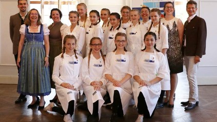 Jürgen Lochbihler, Alexandra Hofer, Stefanie Kaindl, Barbara Newrzella und Alex Dietz posieren mit den Schülerinnen des Sophie-Scholl-Gymnasiums