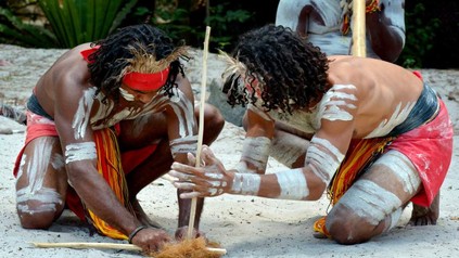 Australischen Aborigines beim Feuermachen