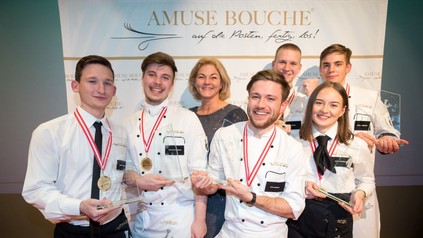 Die besten Nachwuchskräfte von Österreichs Top-Hotellerie (v. l.): Patrick Sejrek & Nicolas Muzik (3. Platz), Gesamtkoordinatorin Piroska Payer, Fabian Lehner & Calvin Gruber (Siegerteam) sowie Julia Osak & Valentin Curn (2. Platz).