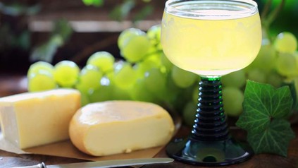 Ein Glas Federweiser, Käse und grüne Trauben