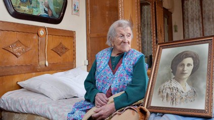 116 Jahre alte Frau auf Bett