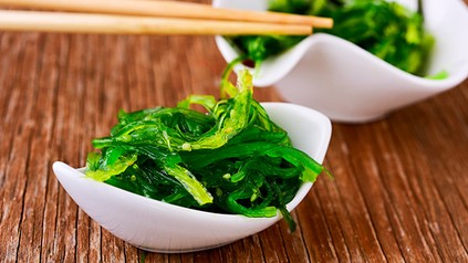 Eine Schüssel Algen mit Essstäbchen