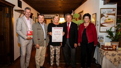 Klaus Egle, Willi Klinger, Adi und Hans Melcher und Renate Wagner-Wittula bei der Gewinnübergabe