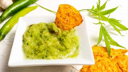 Ein grüner Dip mit Cannabis-Blättern