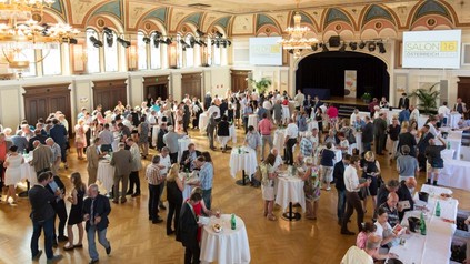 Menschen tanzen in Saal