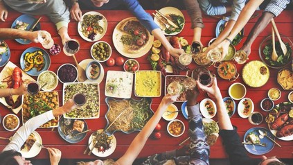 Ein Tisch mit vielen kleinen Speisen