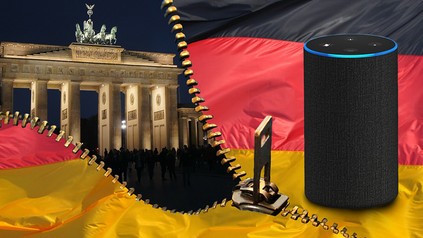 Ein intelligenter Alexa-Speaker vor dem Brandenburger Tor