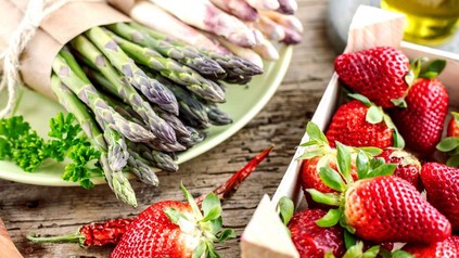 Spargel und Erdbeeren auf Tisch