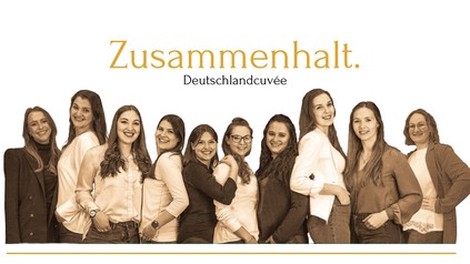 Mit dem Weincuveé „Zusammenhalt“ ruft die Deutsche Weinkönigin Sina Erdrich zum Zusammenhalt auf. (Foto: © Deutsches Weininstitut)