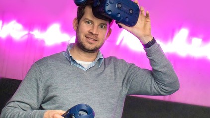 Hoteldirektor Florian Mayer mit der VR-Brille.