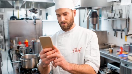 Ein Koch mit einem Handy