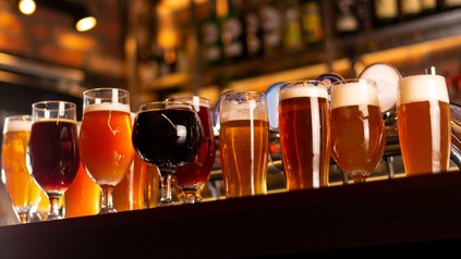 Verschiedene Biersorten im Glas auf einer Theke aufgestellt