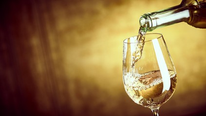 Riesling wird ins Glas eingeschenkt